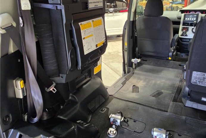 
								2012 Toyota Noah WELCAB full									
