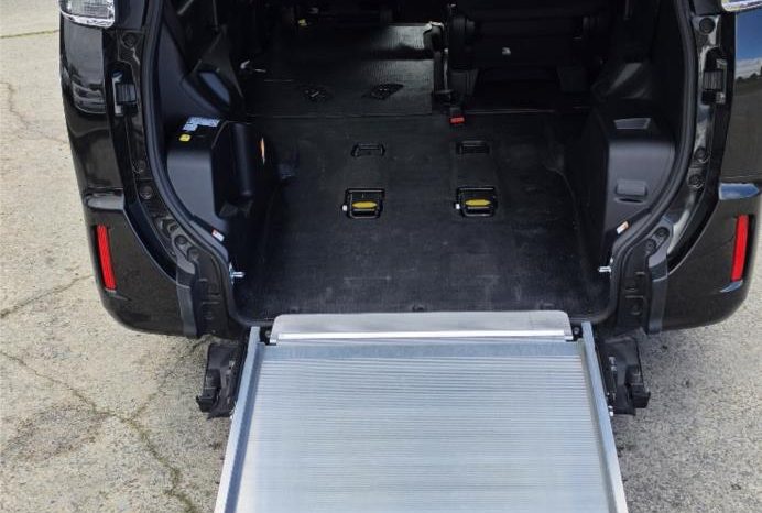 
								2019 Toyota Voxy Welcab full									