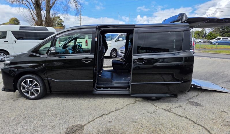 
								2019 Toyota Voxy Welcab full									